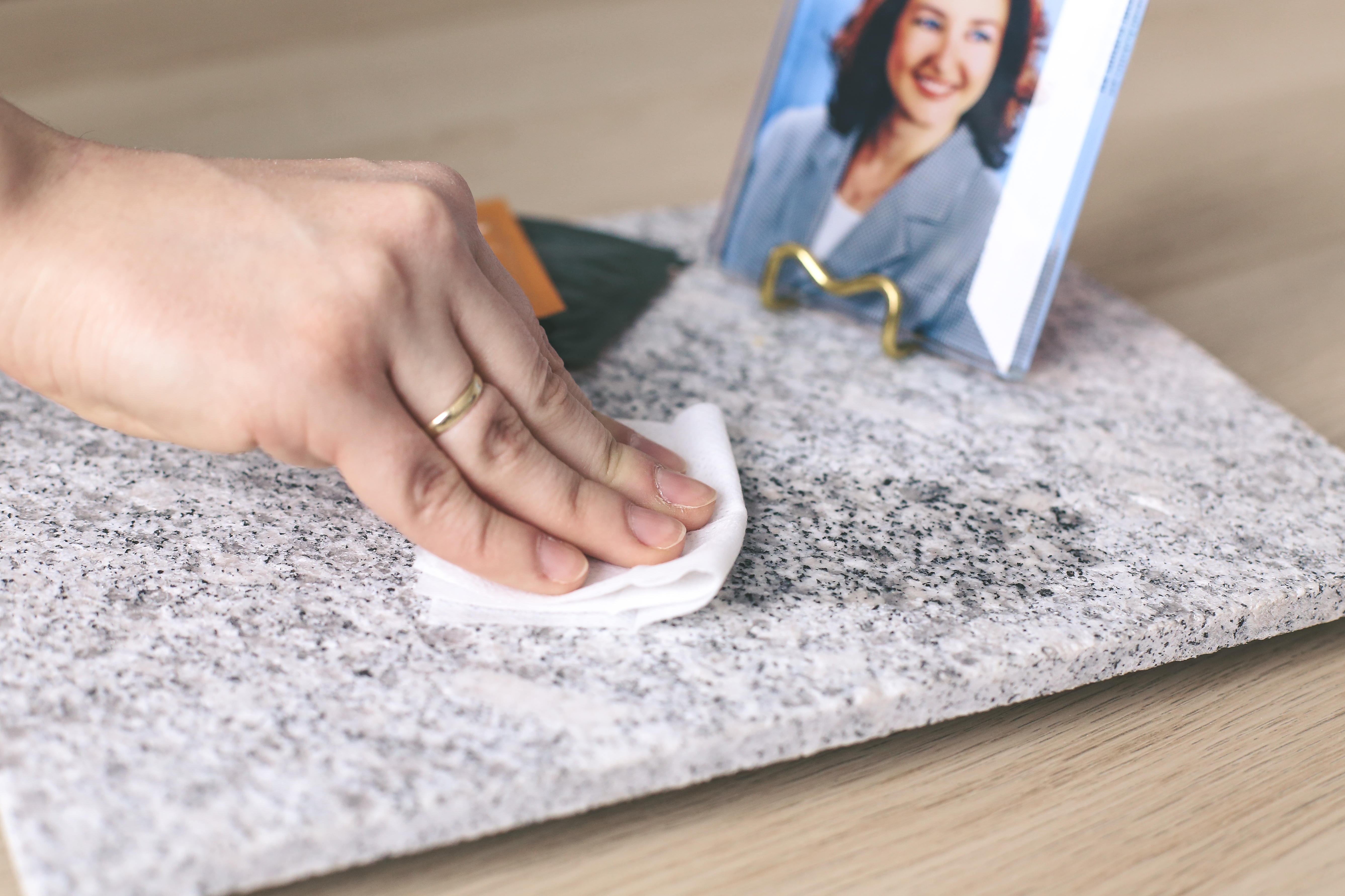 Przygotowanie powierzchni pomnika do montażu fotoceramiki