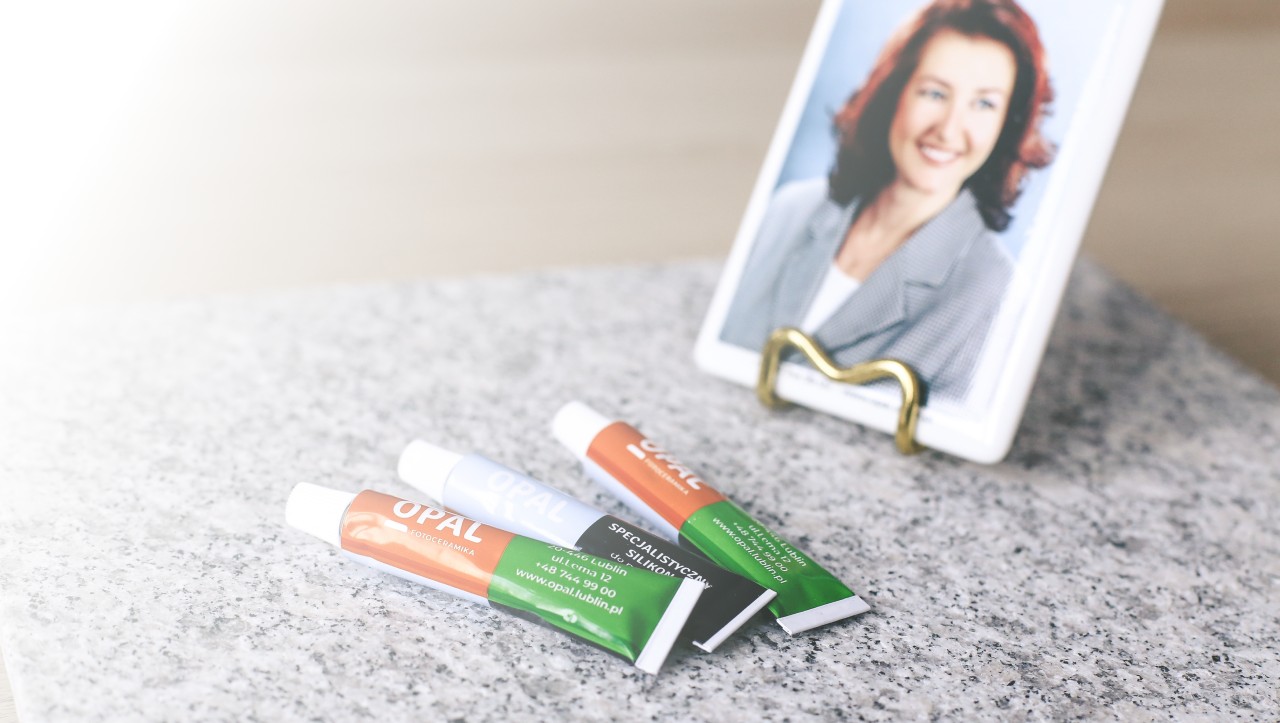 Pictures on porcelain